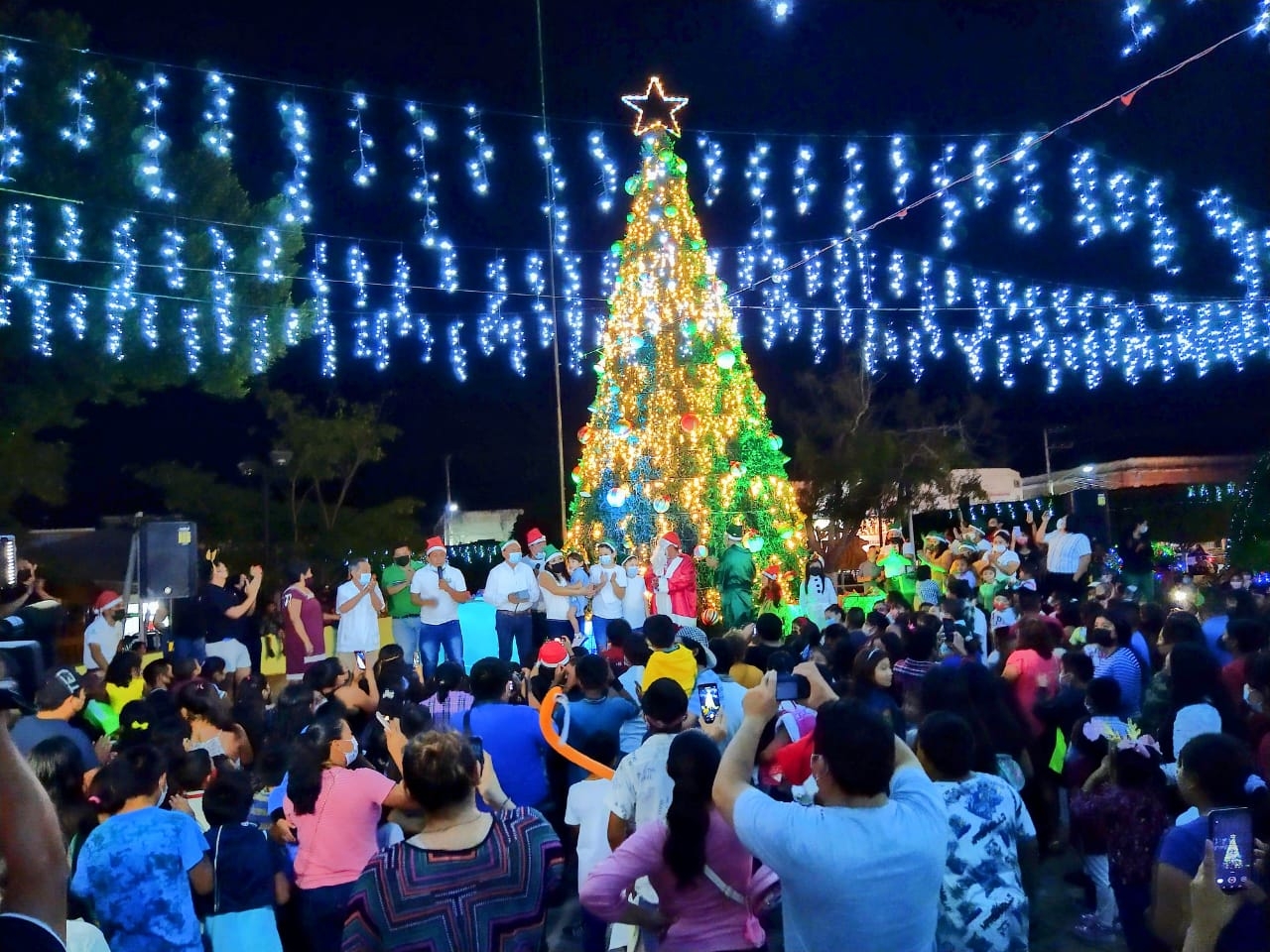 Cientos de ciudadanos celebran el encendido del árbol navideño en Peto, Yucatán