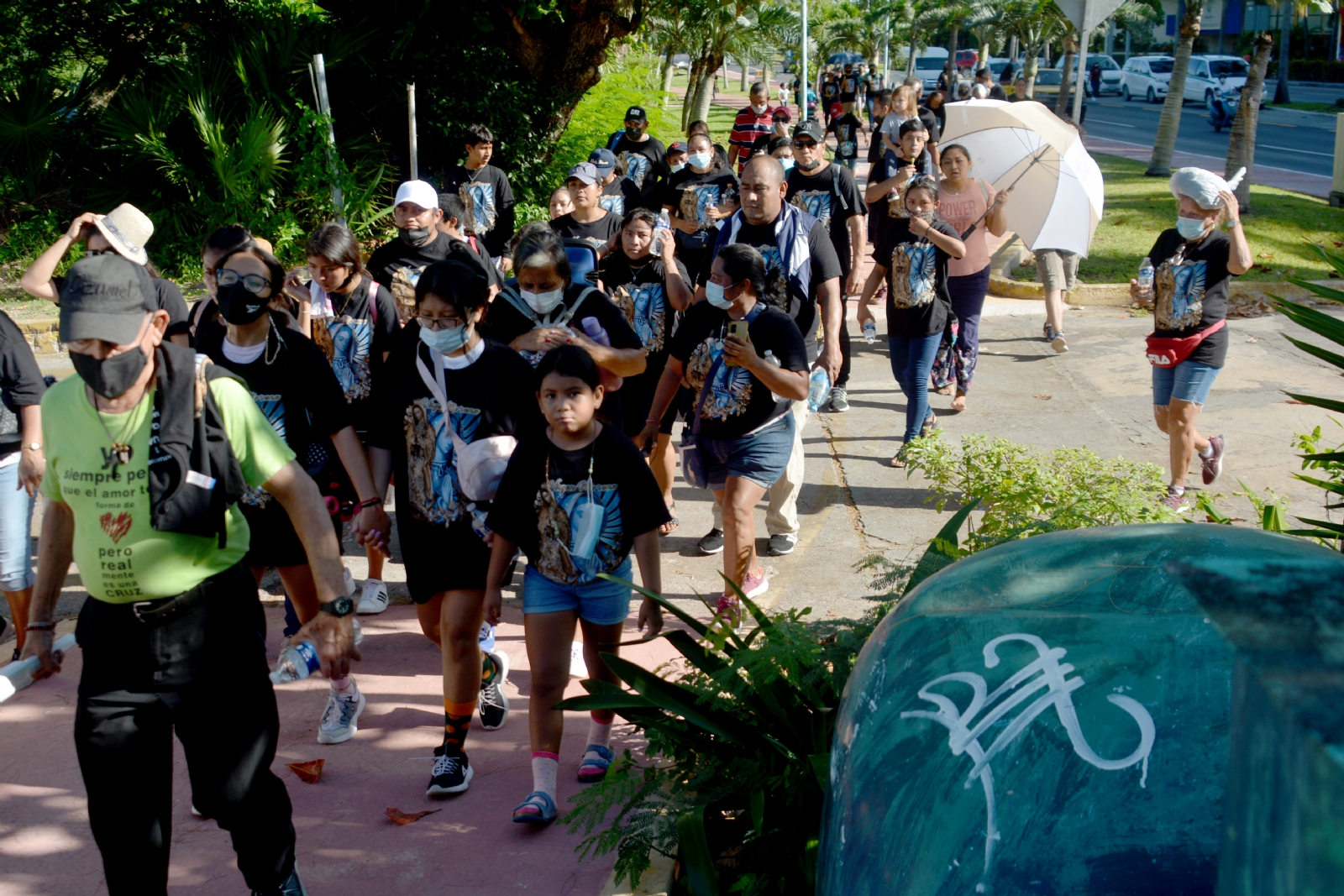 Peregrinos celebran en Cancún el Día de la Virgen de Guadalupe y olvidan la sana distancia