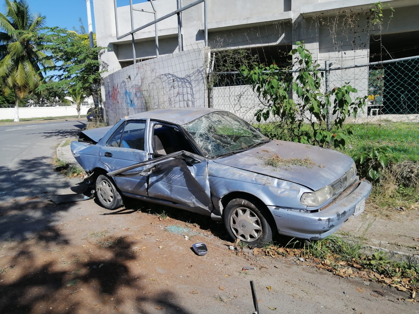 Conductor ebrio vuelca su auto en la avenida Insurgentes de Chetumal