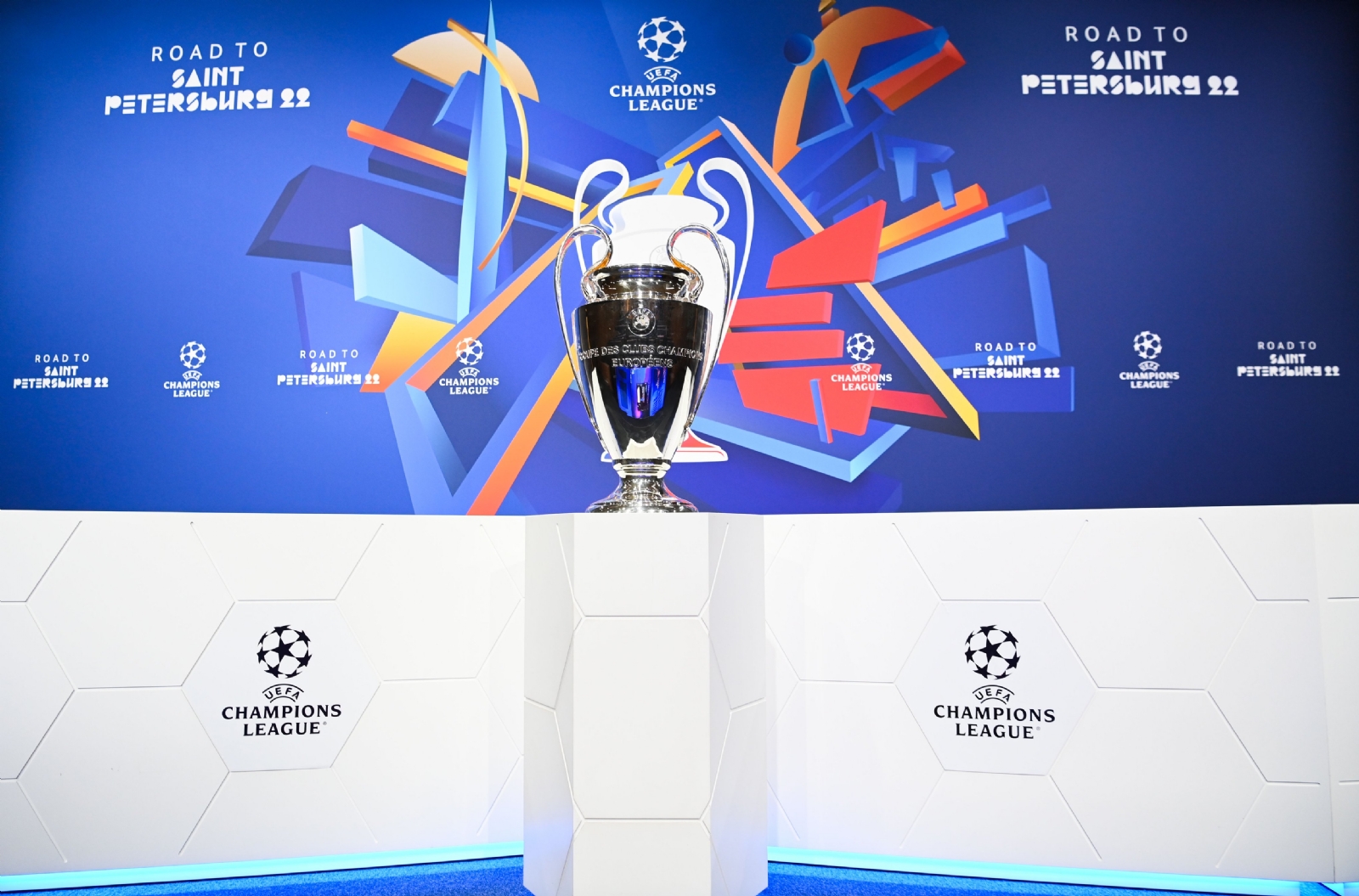 UEFA anuncia repetición del sorteo de Champions League por fallas técnicas