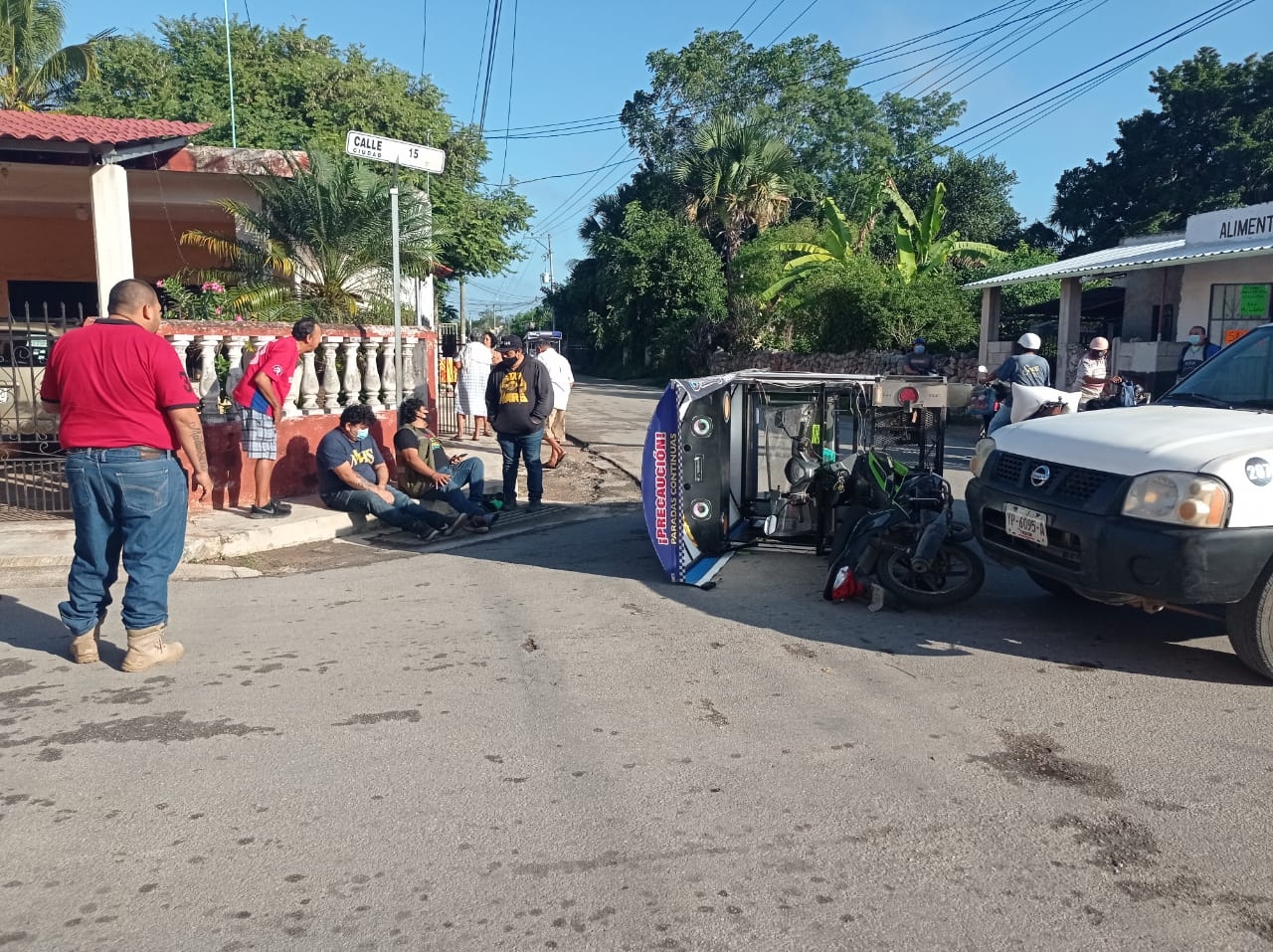 Camioneta de botanas choca contra mototaxi en Ticul, Yucatán