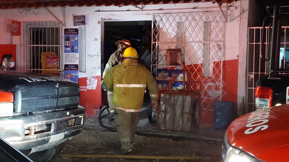 Incendio en supuesta bodega ilegal de pirotecnia moviliza a los bomberos en Ciudad del Carmen