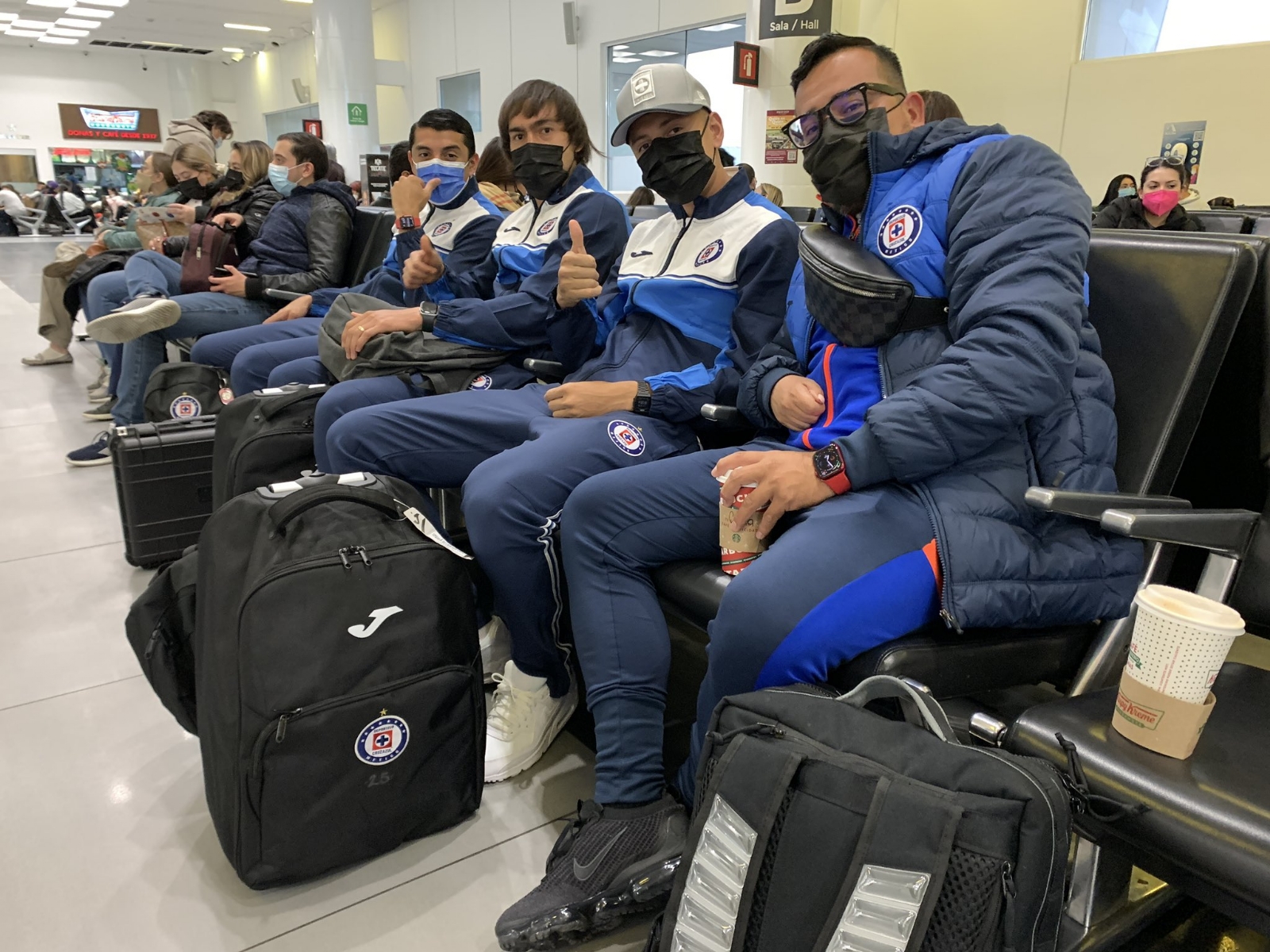 Jugadores del Cruz Azul llegan a Cancún para realizar entrenamientos: EN VIVO