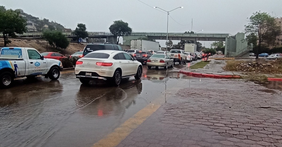 Las lluvias en Tijuana han provocado inundaciones en colonias como Centro, Zona Río y cerca de las Vías Rápidas
