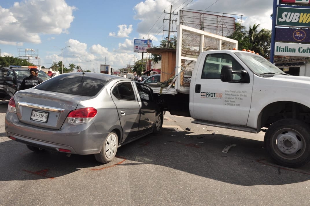 Automóvil queda prensado contra un camión en la carretera Mérida-Valladolid