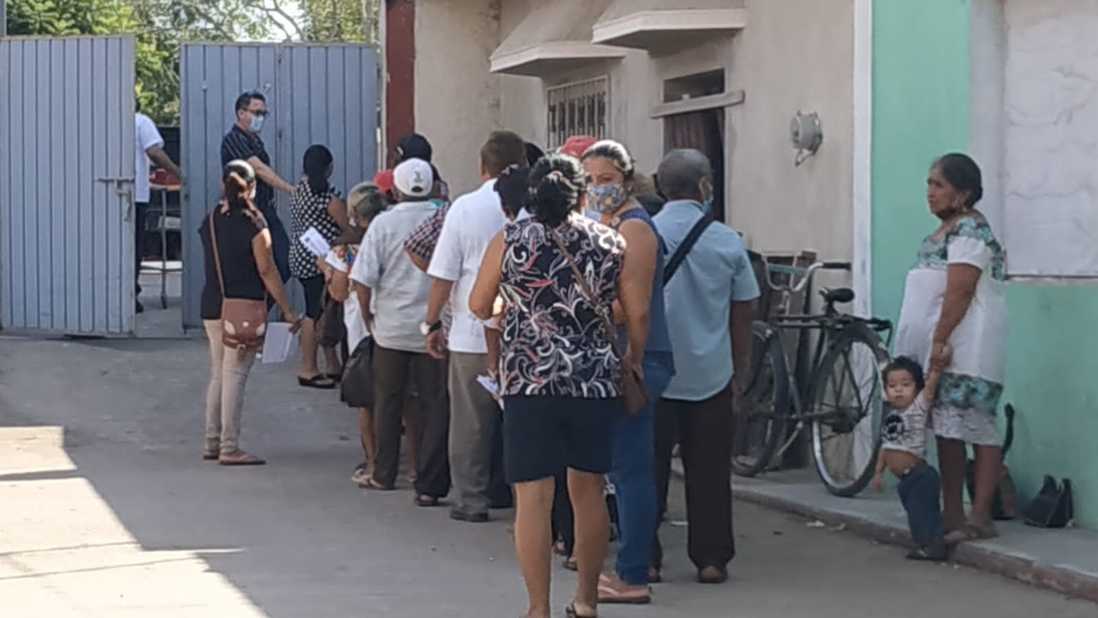 Beneficiarios de la beca "Benito Juárez" en Valladolid, enojados por la falta de organización