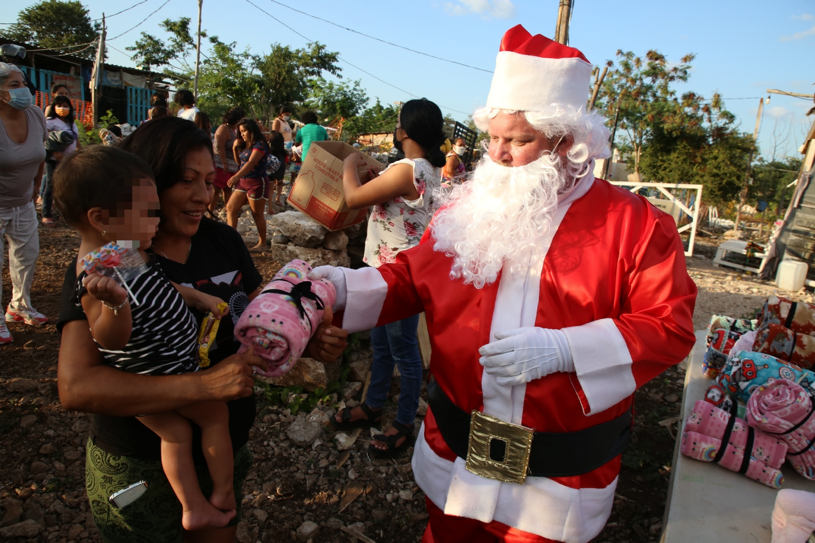 Ayer se repartieron aproximadamente unos 400 cobertores a más de 110 familias por parte de Santa Claus y la agrupación “Los Mayas Eternos”