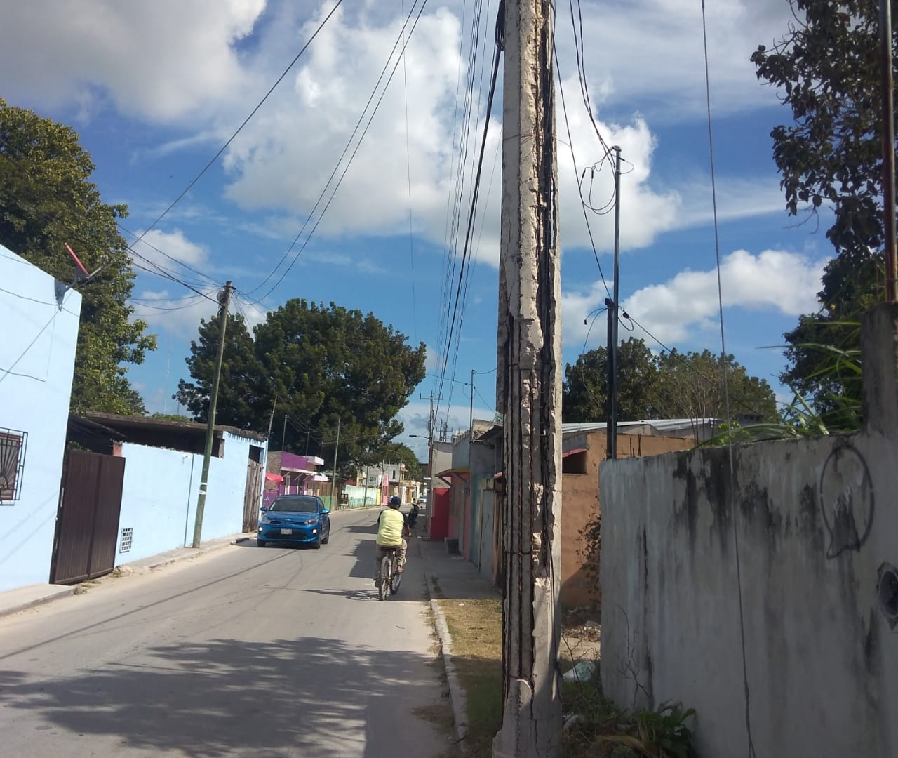 Pobladores de sabancuy piden a la CFE cambiar postes de luz en malas condiciones