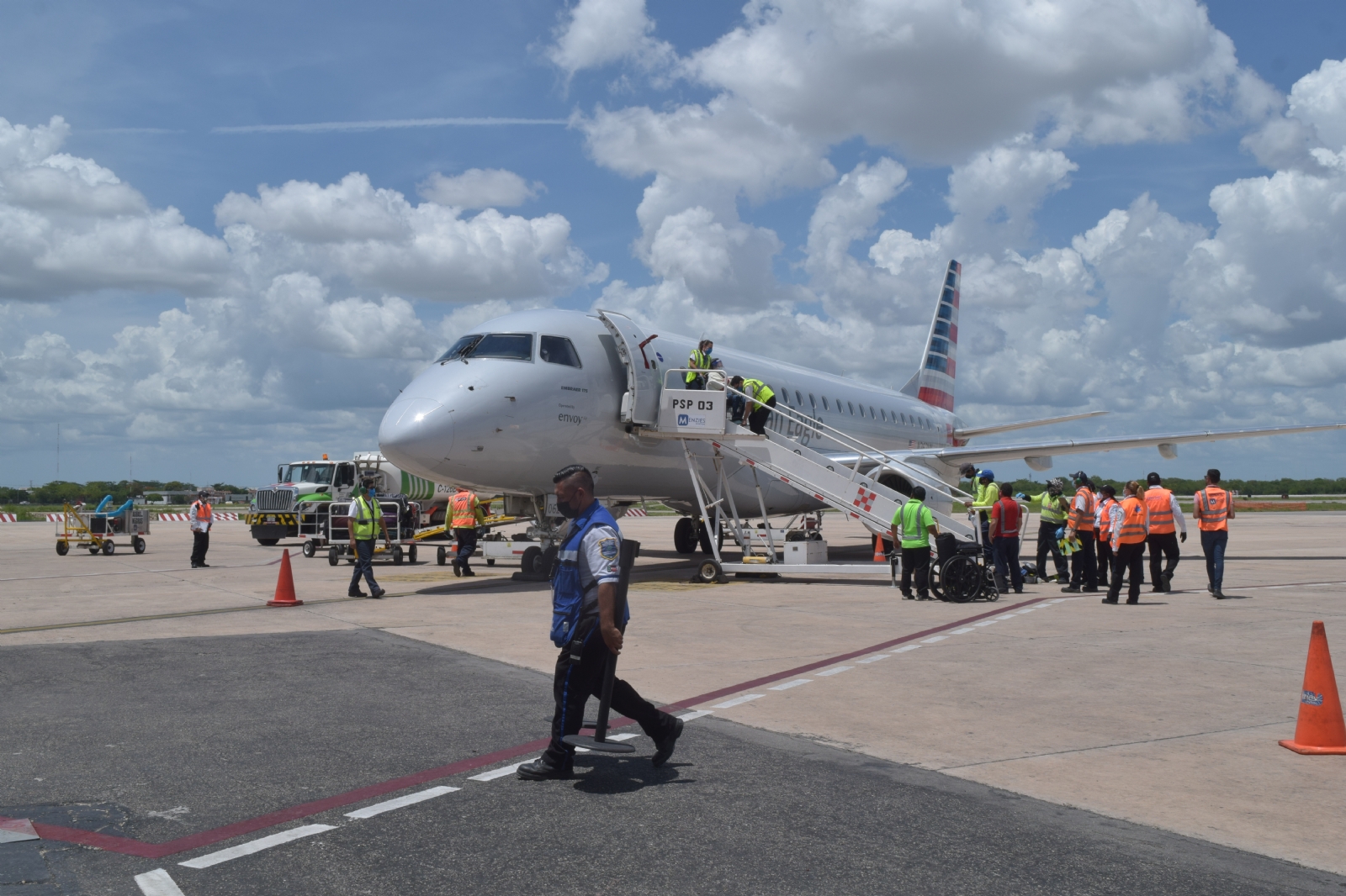 Abuelita muere en el aeropuerto de Mérida tras bajar de un avión