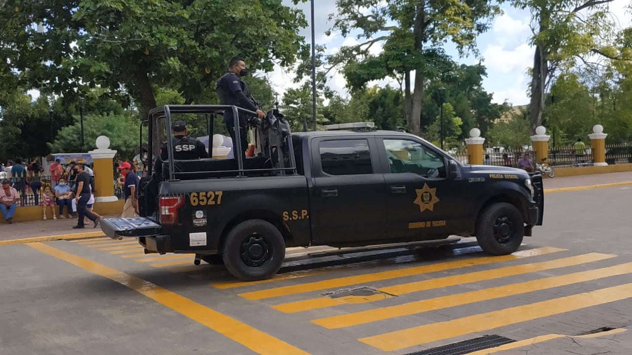 Elementos de la Secretaría de Seguridad Pública orientaron a un hombre que estaba preocupado por la seguridad de su esposa.