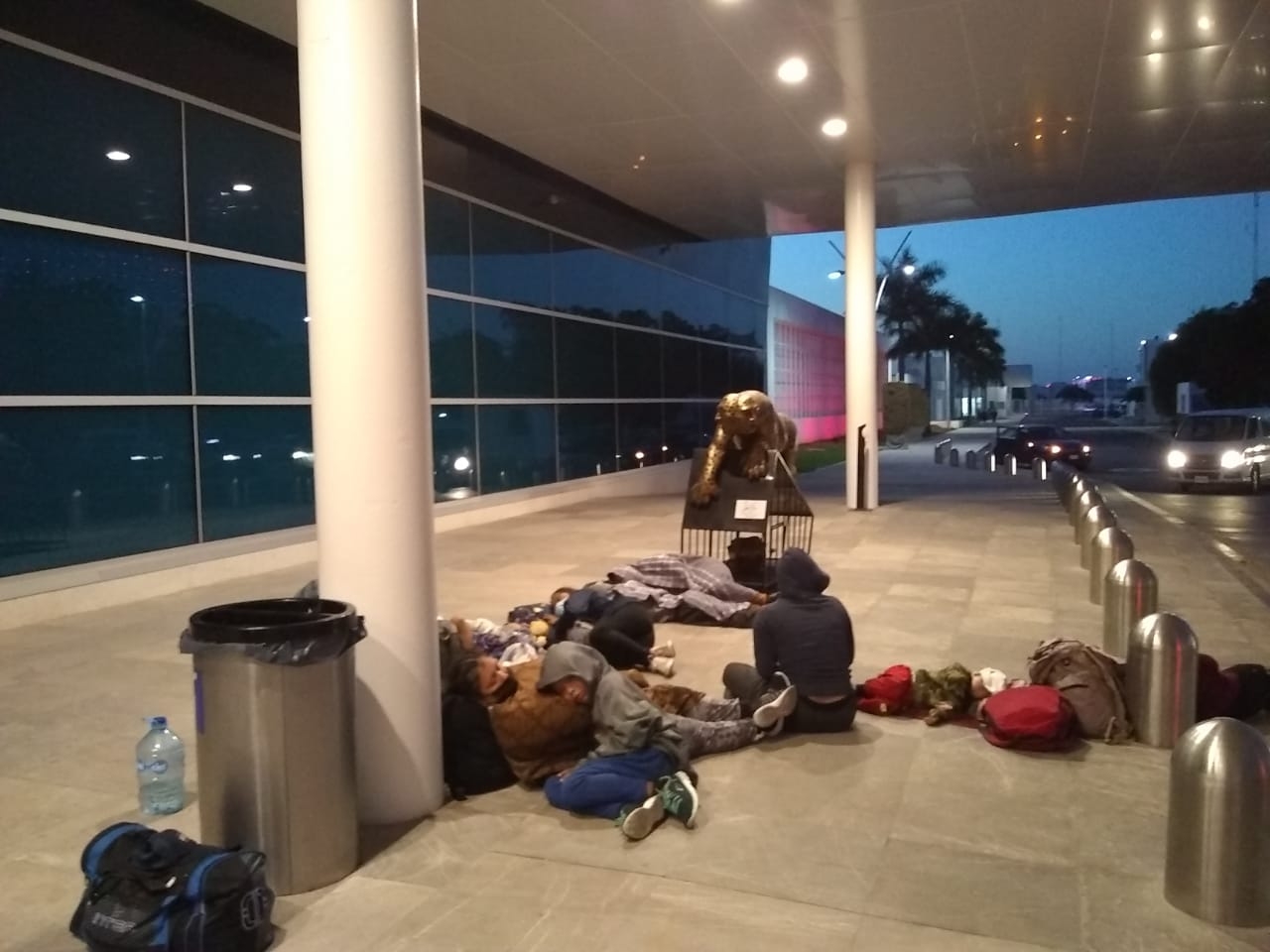 Migrantes de Nicaragua duermen afuera del aeropuerto de Mérida: VIDEO