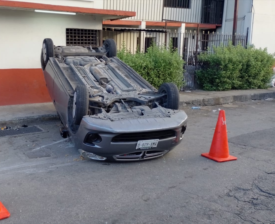 Mérida: Automovilista vuelca en la colonia Sambulá