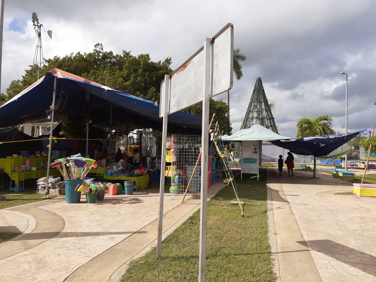 Los comerciantes empezaron a llegar e instalarse en el parque central de José María Morelos desde el 15 de diciembre