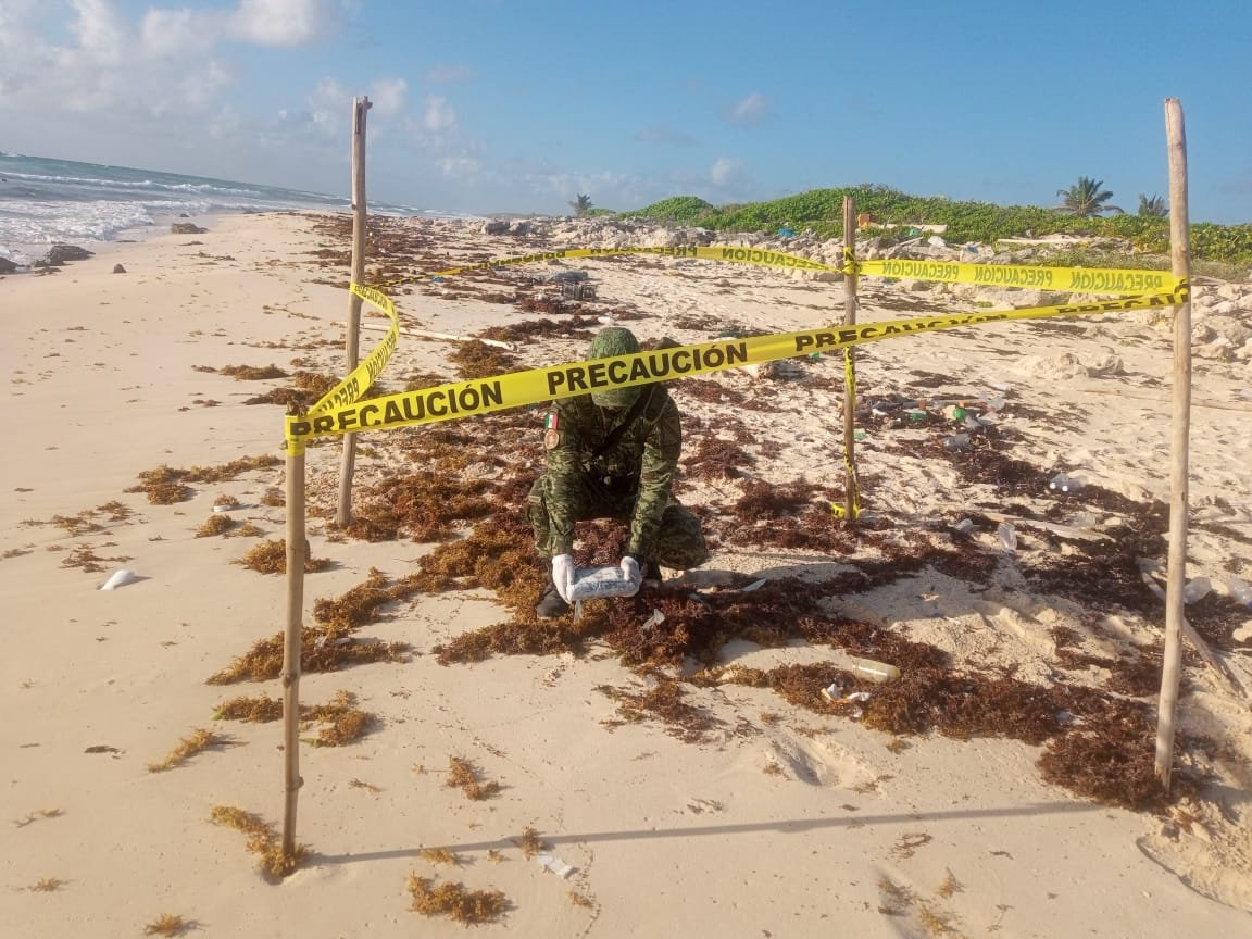 Militares aseguran dos paquetes de droga que recalaron en playas de Cozumel