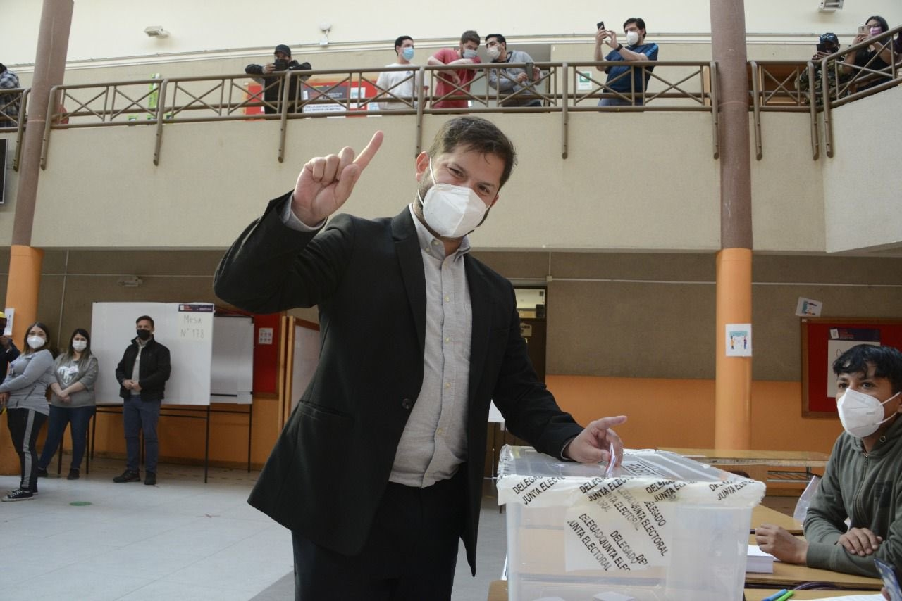 Elecciones en Chile: Gabriel Boric emite su voto con mensaje de 'manos limpias'