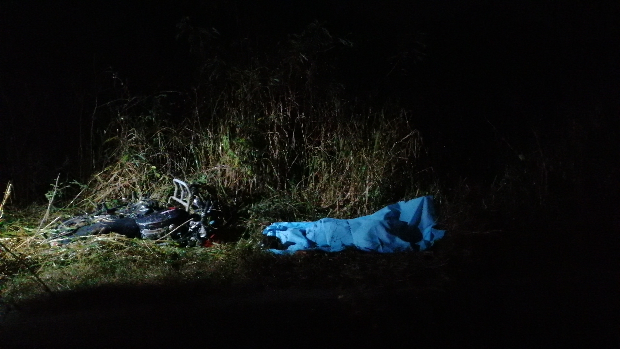 Motociclista derrapa en la carretera Kiní - Motul; muere luego de golpearse contra una piedra