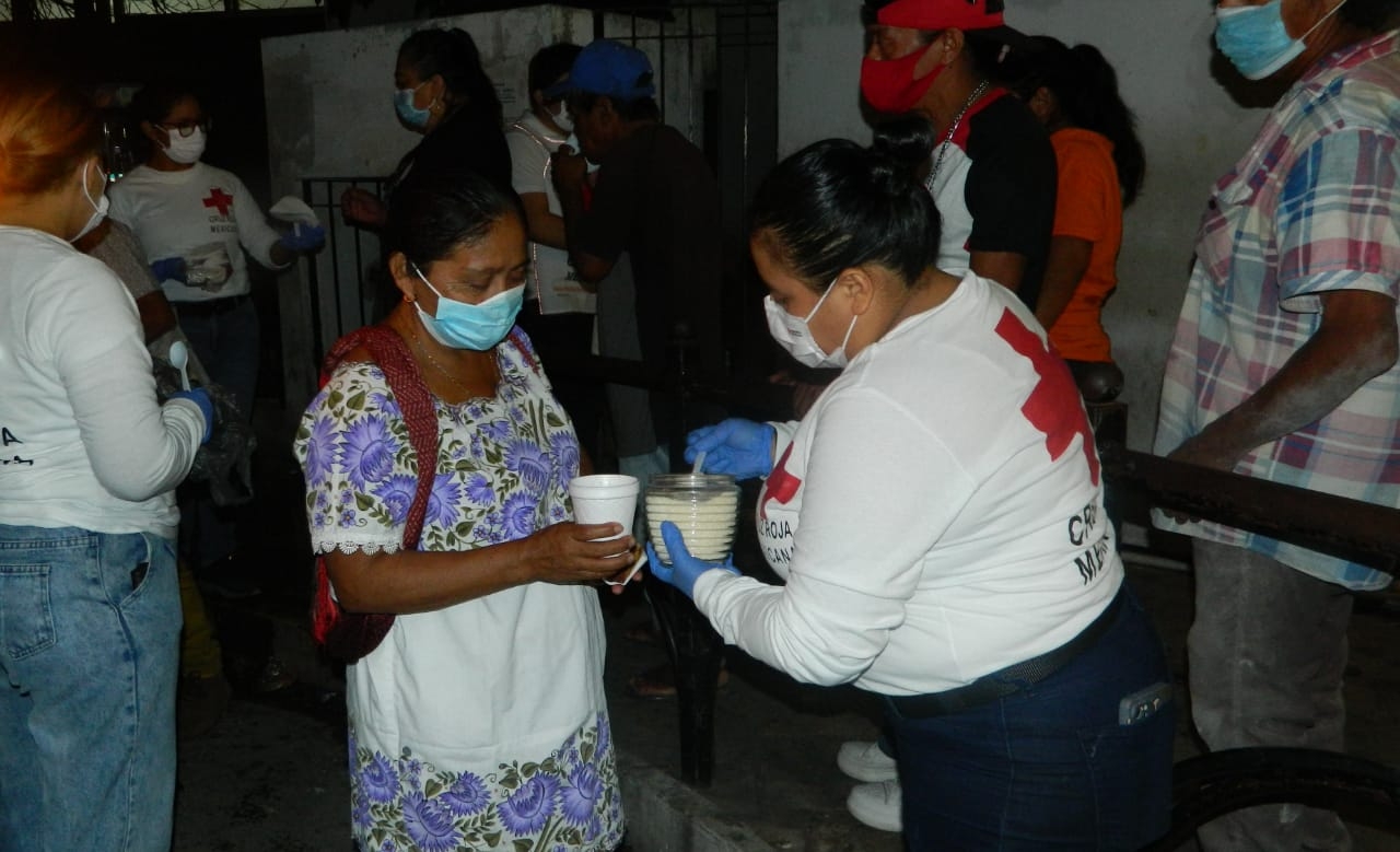 Voluntarios de la Cruz Roja reparten apoyo en hospitales de Mérida