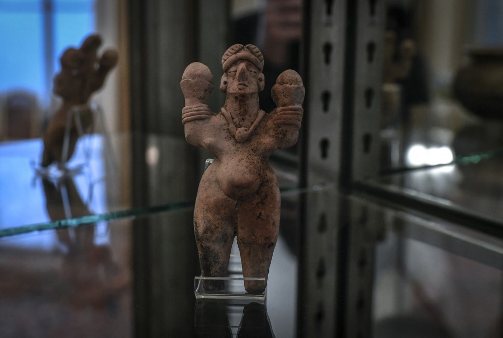 El lote incluye tres figuras de arcilla del periodo Clásico Mesoamericano (100-700 d.C.), pero también ocho piezas de cerámica