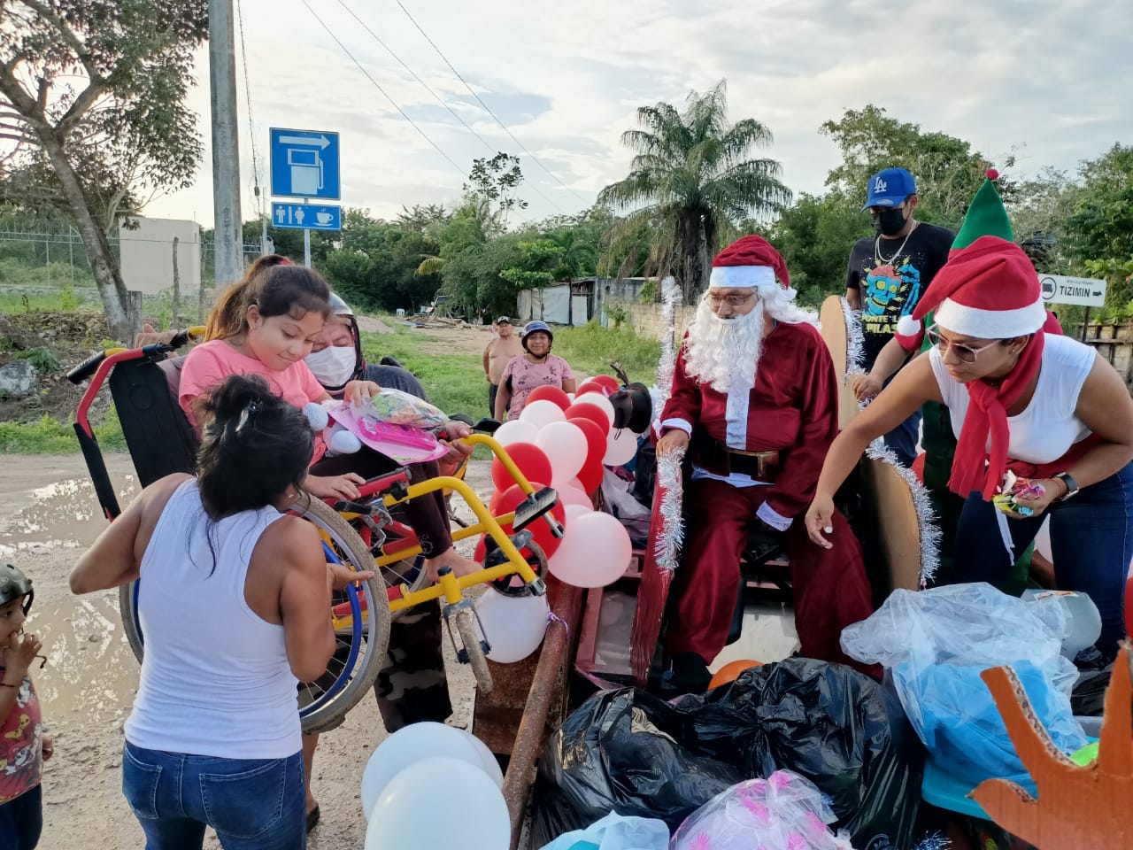 Santa Claus cambia el trineo para llevar regalos y sonrisas a niños con discapacidad en Kantunilkín