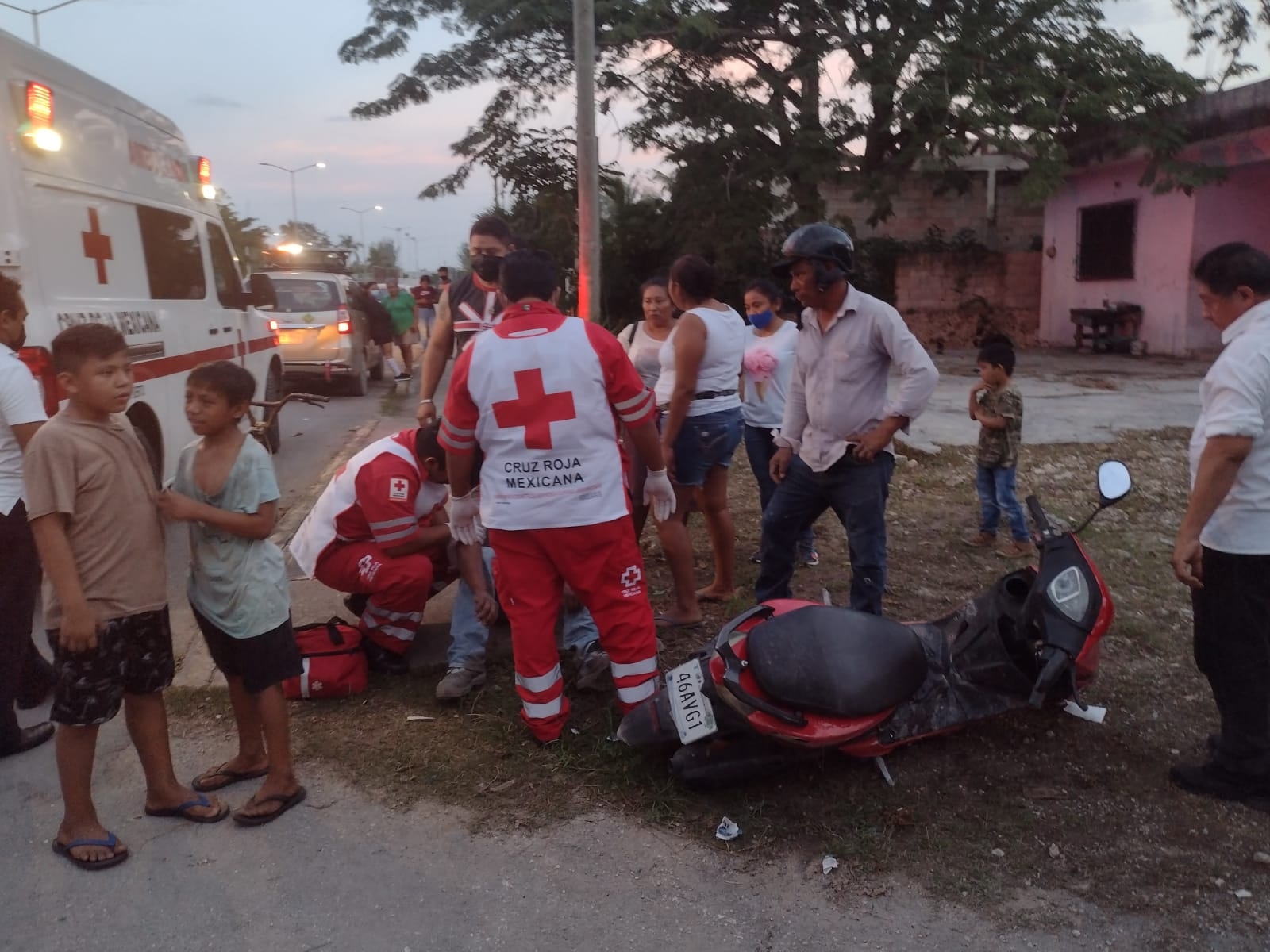 Motociclista termina lesionado tras choque contra automóvil en Carrillo Puerto