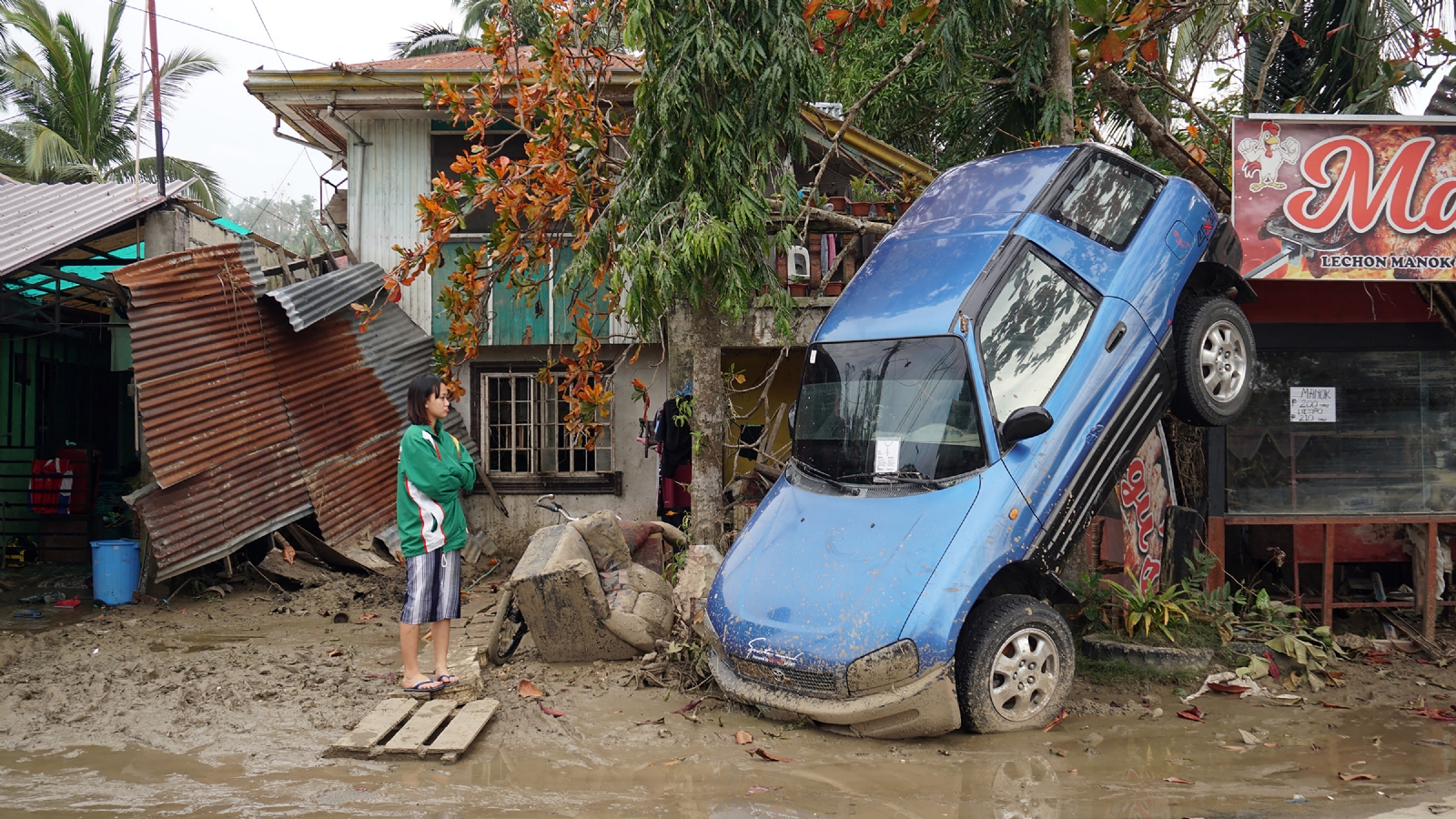 Tifón Rai deja 375 muertos en Filipinas; Ejército despliega ayuda