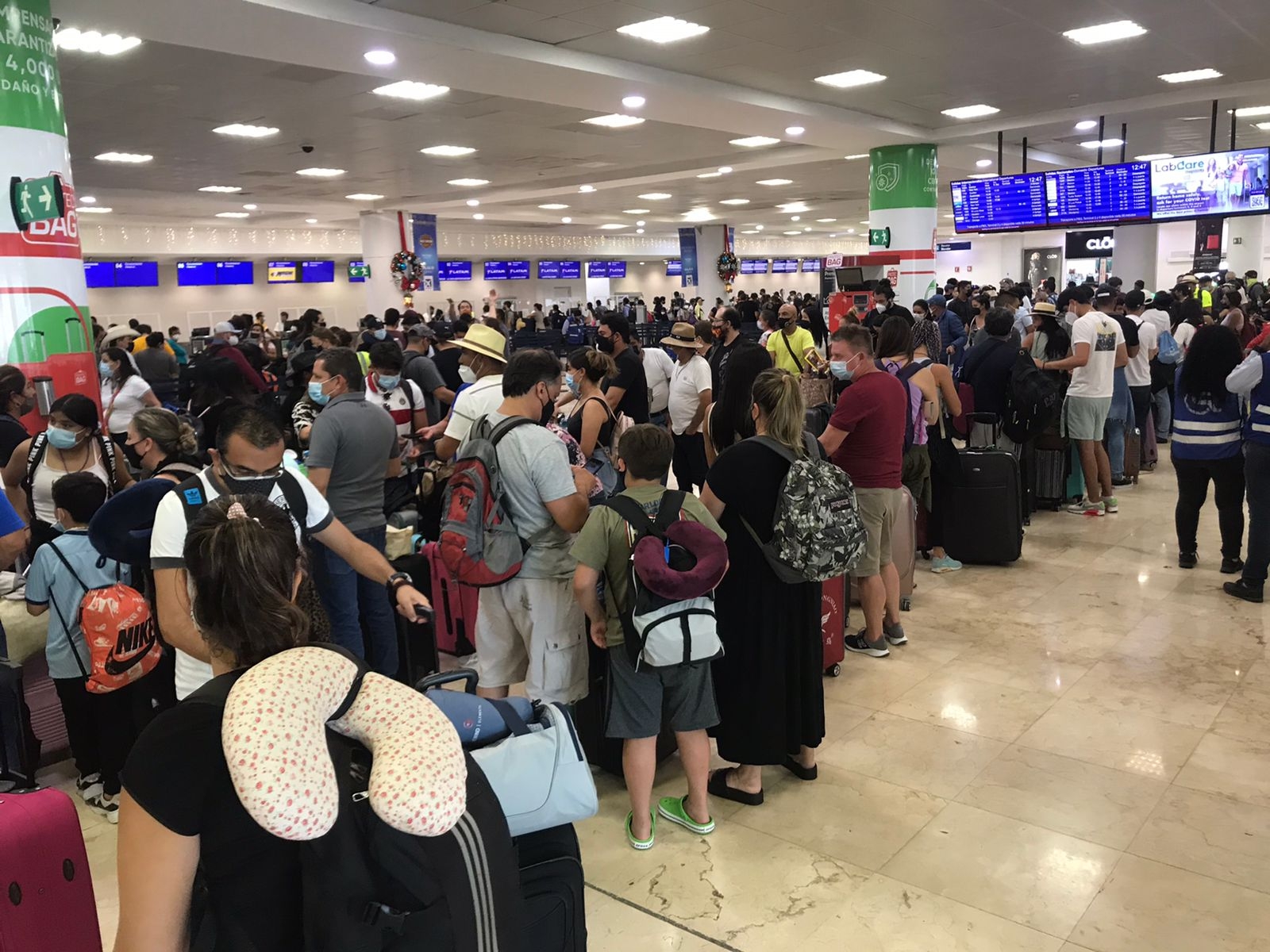 Más de dos mil viajeros 'abarrotan' las terminales del aeropuerto de Cancún: VIDEO