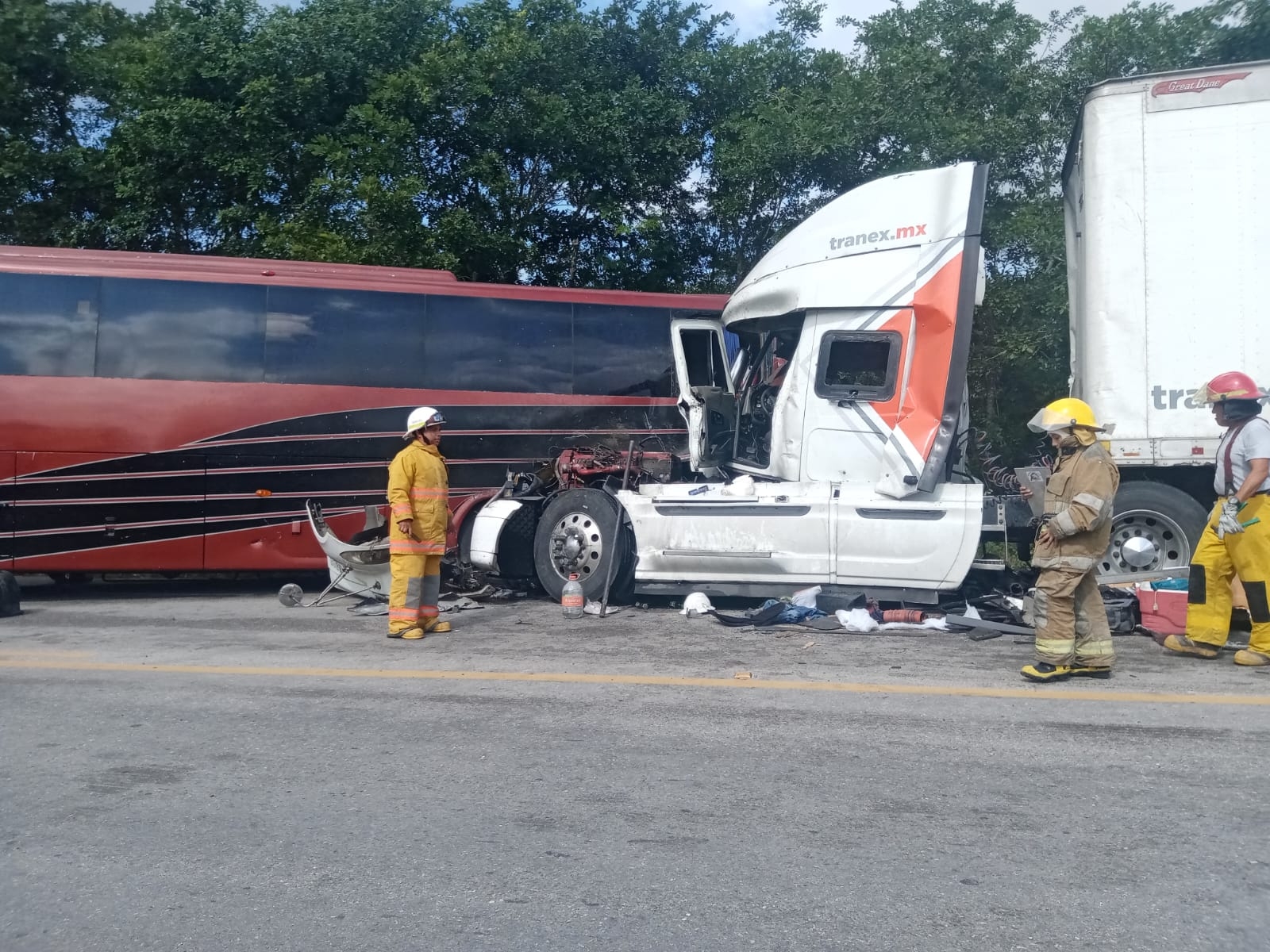 El trálier terminó incrustado en la parte trasera del autobús en la carretera Chetumal-Escárcega