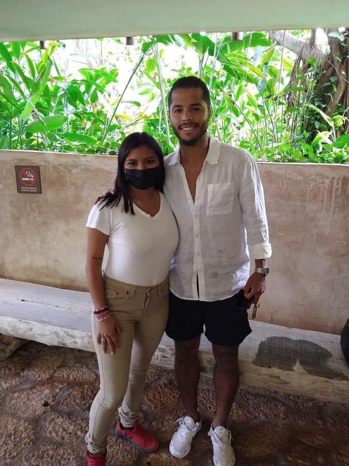 Giovani Dos Santos, exjugador del América, visita cenote en Yucatán