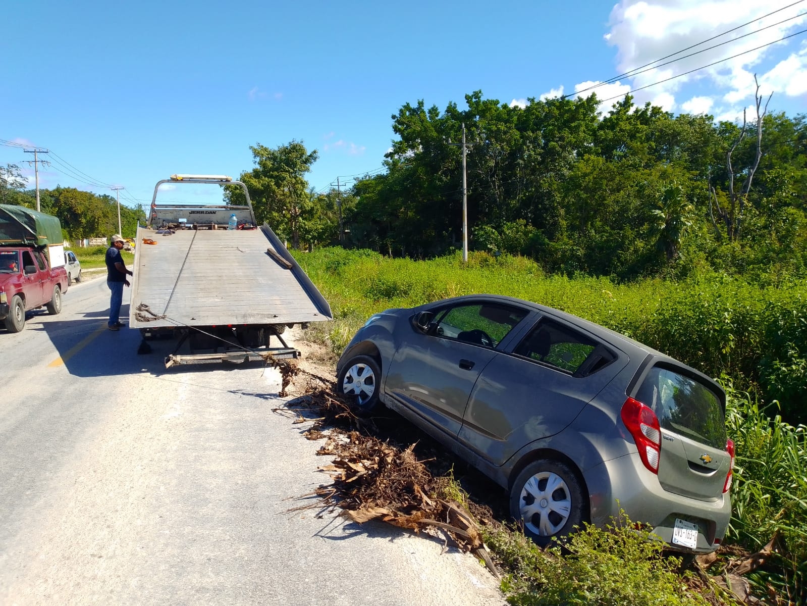 Automovilista vuelca en la carretera Cancún-Leona Vicario, tras intentar dar vuelta en 'U'