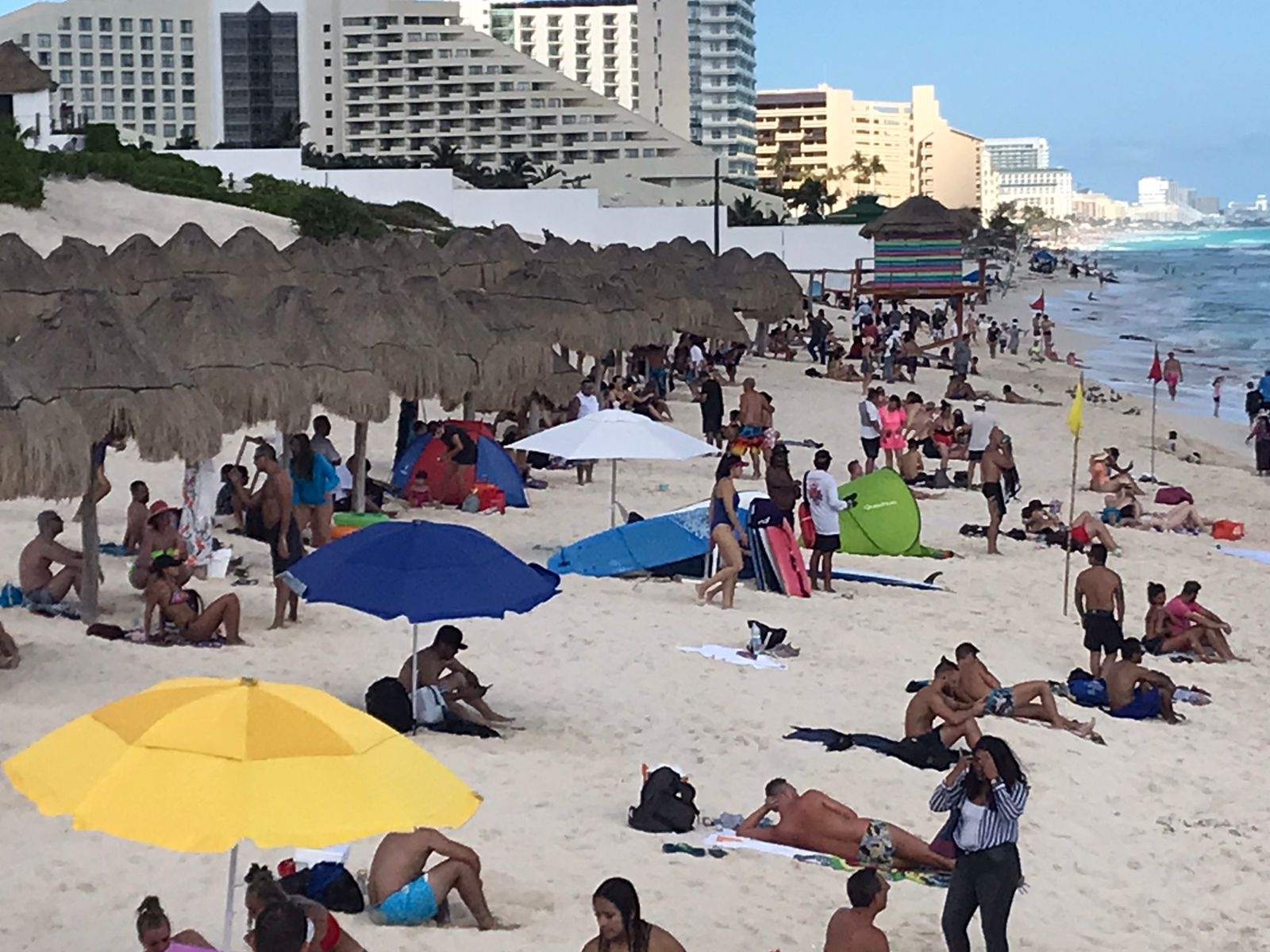 Más de mil personas abarrotan Playa Delfines en Cancún previo a la Navidad: EN VIVO