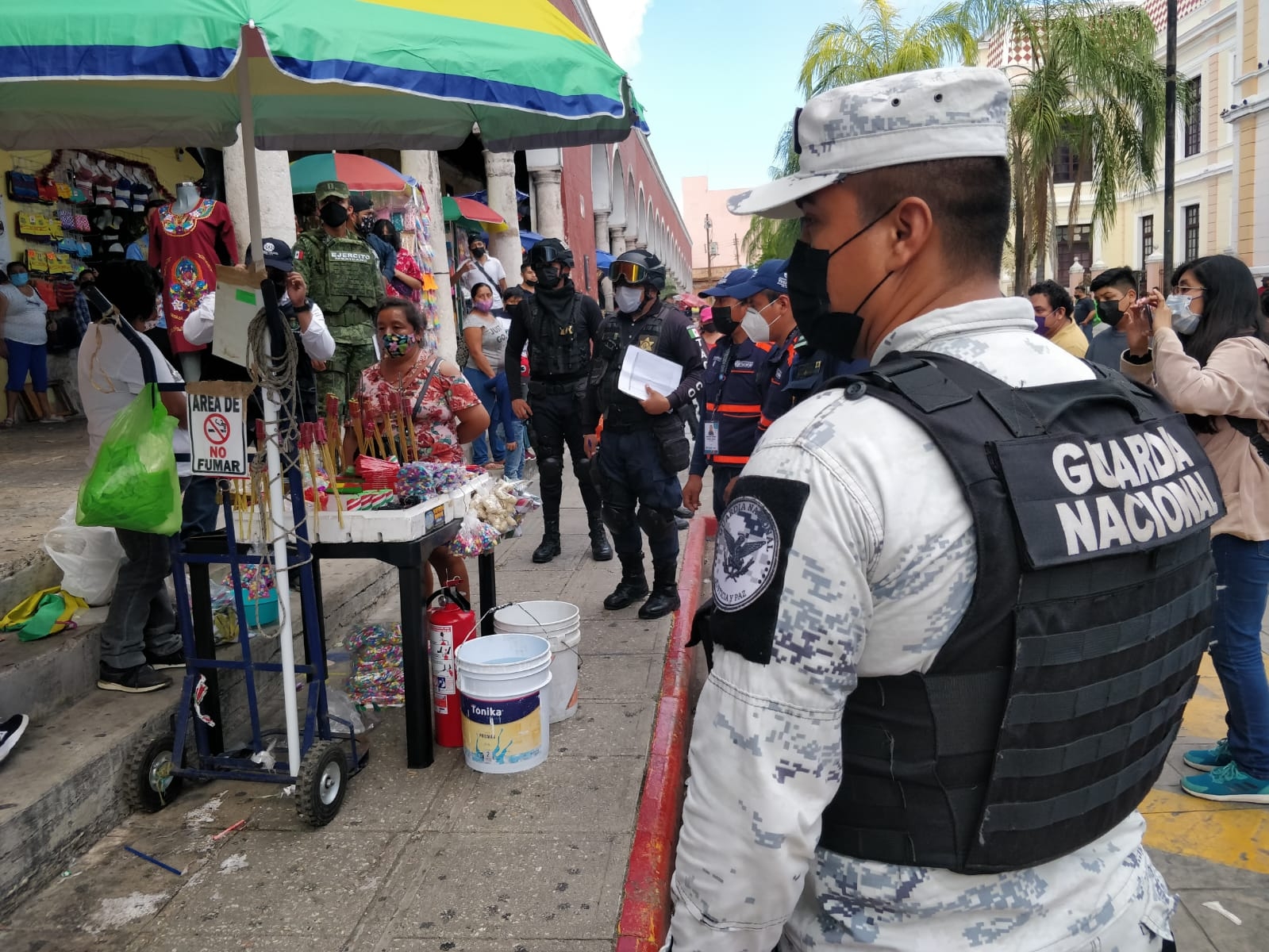 Guardia Nacional y Marina inspeccionan venta de pirotecnia en el Centro de Mérida