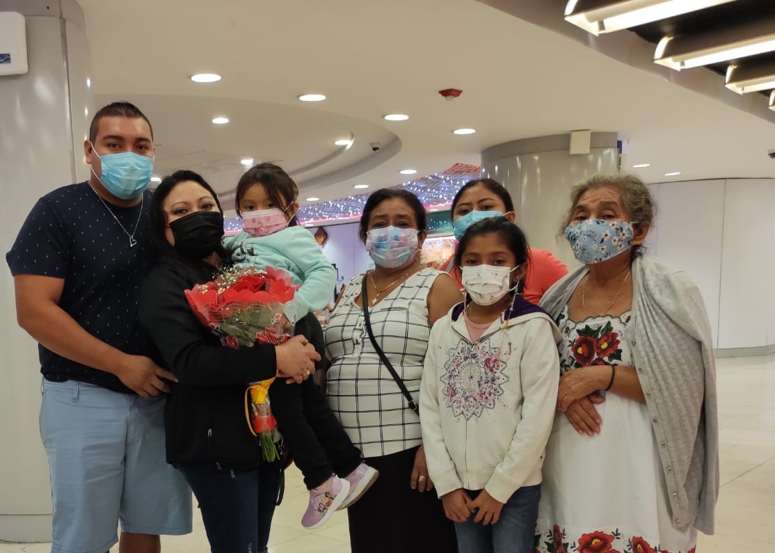 Familia de Peto se reencuentra después de dos años en el aeropuerto de Mérida