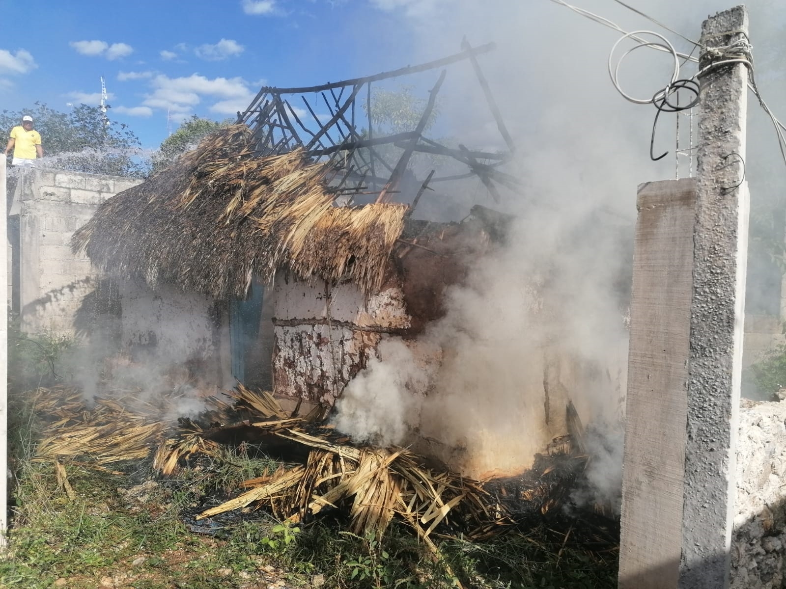Posible uso de pirotecnia provoca incendio en humilde vivienda de Calkiní