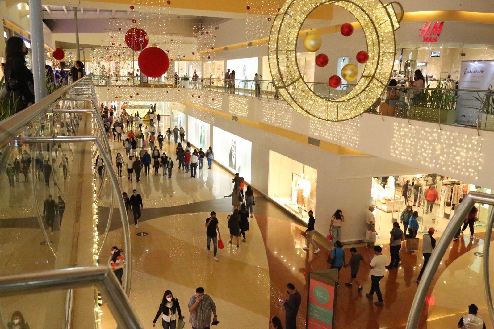 Compradores llenan plazas comerciales de Mérida previo a la Navidad: EN VIVO