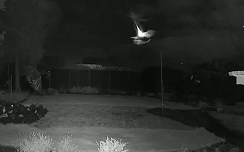 Cámara de seguridad capta un meteorito cayendo sobre la Tierra: VIDEO