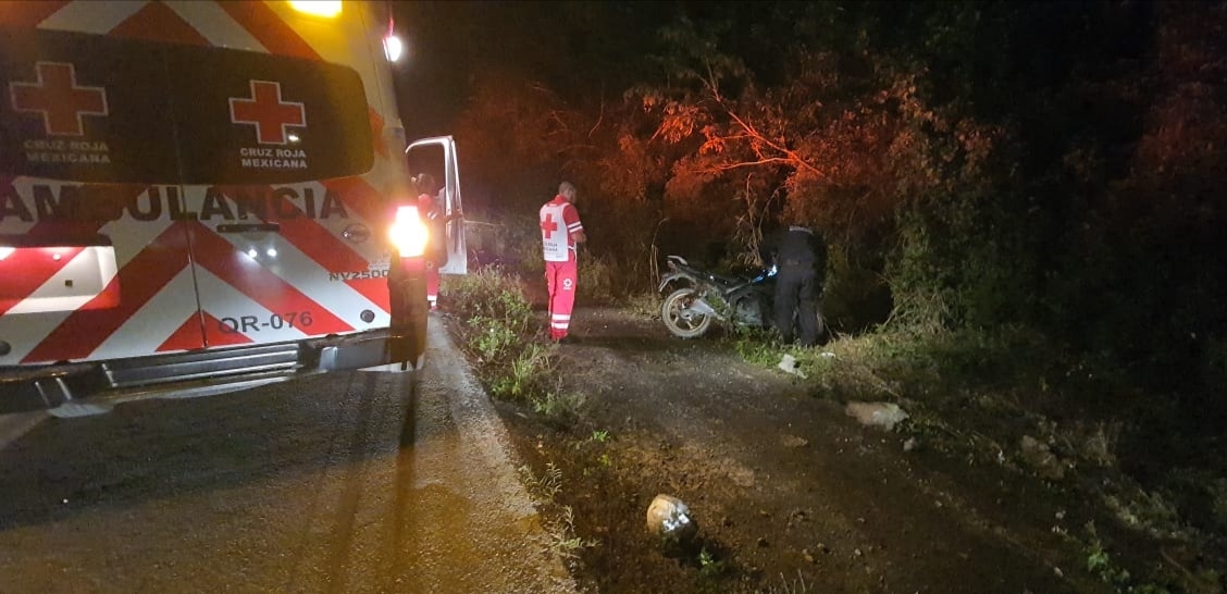 ¡Por ir con el celular! Motociclista sale de la carretera en asentamiento irregular de Cozumel