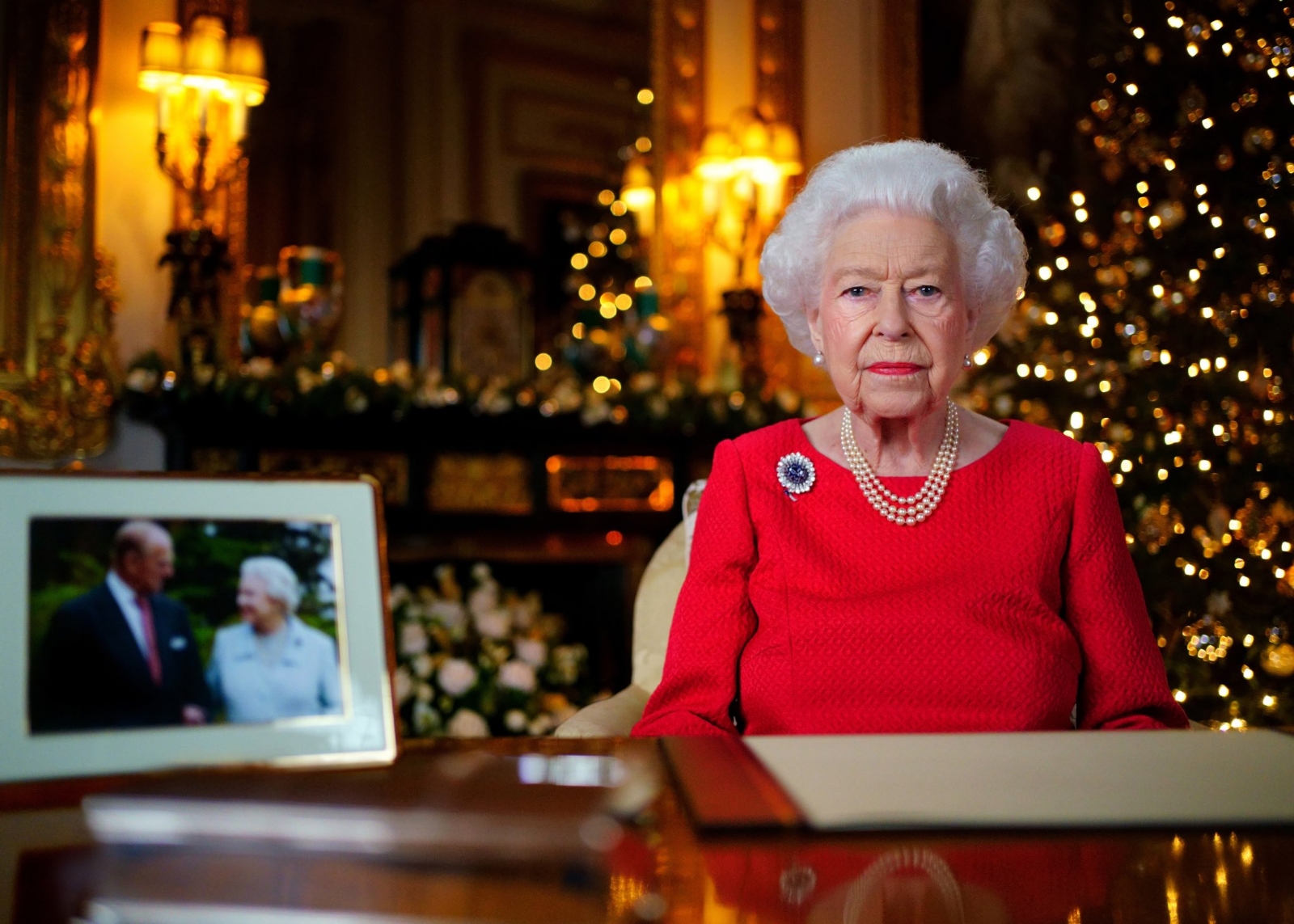 Reina Isabel II confiesa extrañar a su esposo, el príncipe Felipe, durante mensaje navideño