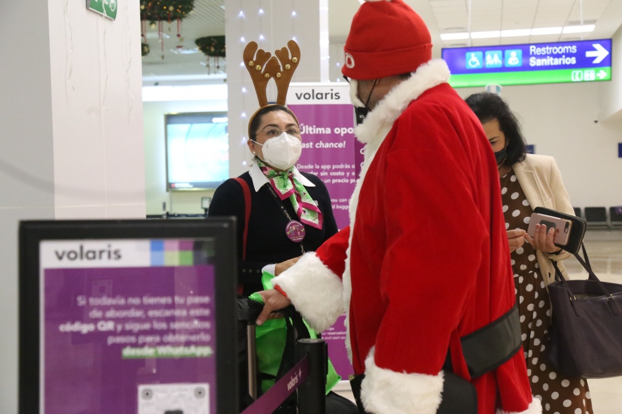 Captan a Santa Claus en el aeropuerto de Mérida tras repartir sus regalos