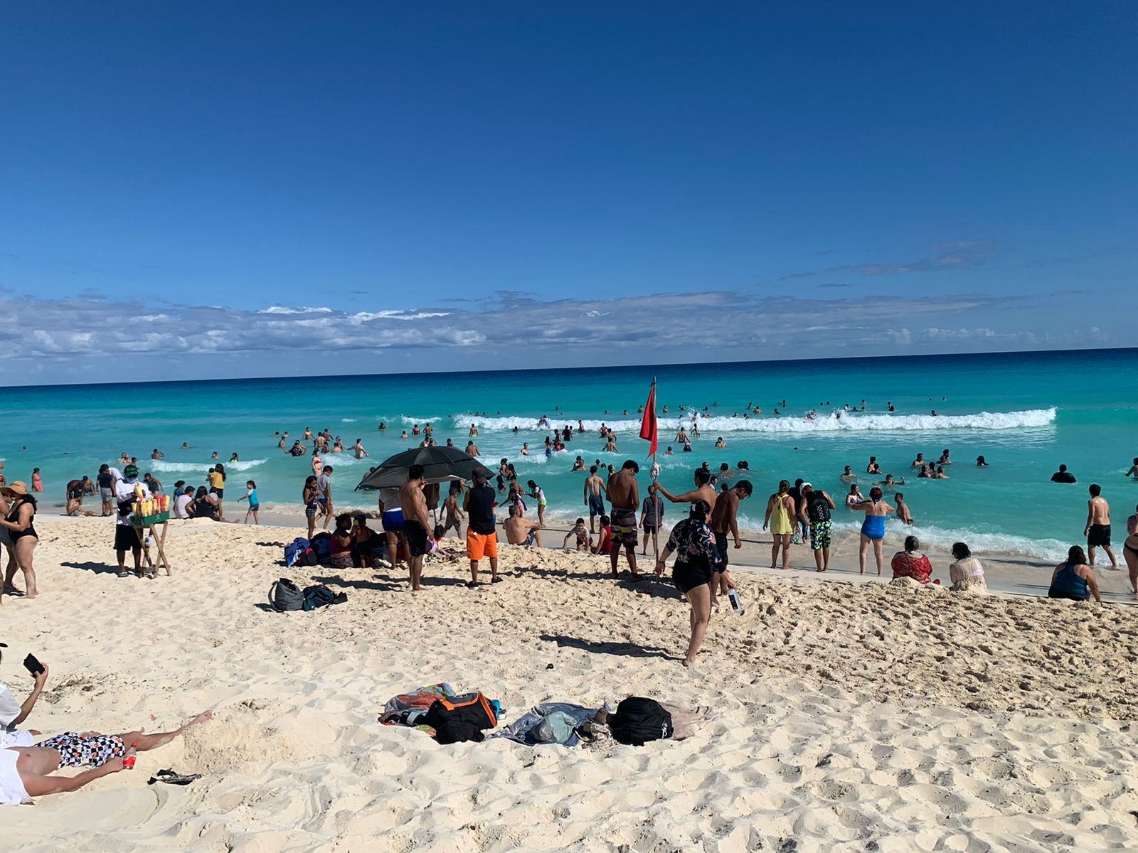 Más de mil personas disfrutan de la Navidad en Playa Delfines pese al COVID-19: En vivo