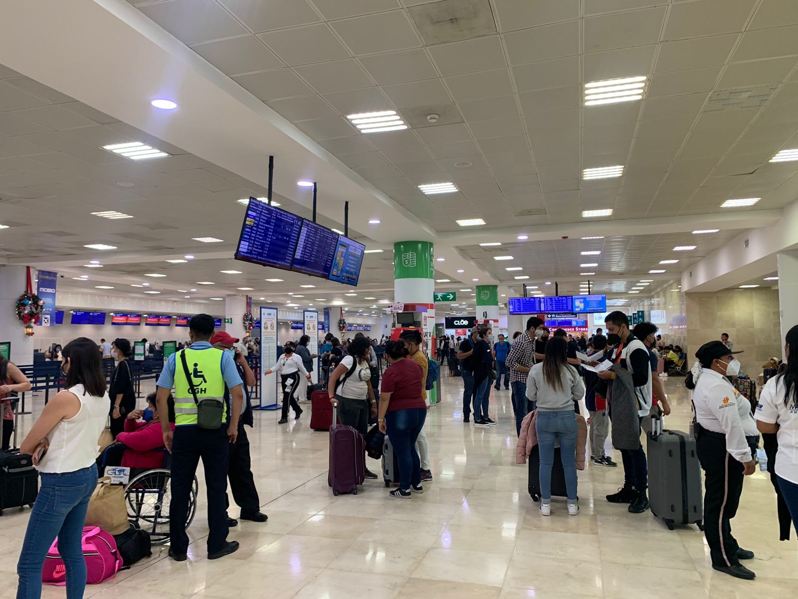 Más de 800 pasajeros 'abarrotan' el aeropuerto de Cancún: VIDEO