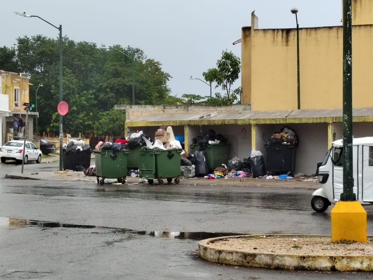 Vecinos llenan de basura el fraccionamiento Villas del Sol en Playa del Carmen