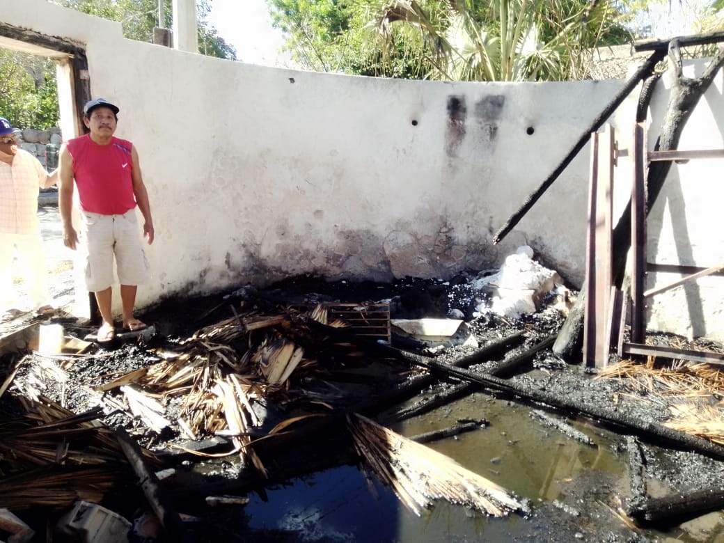 Cortocircuito provoca incendio en el techo de paja de una vivienda en Sinanché