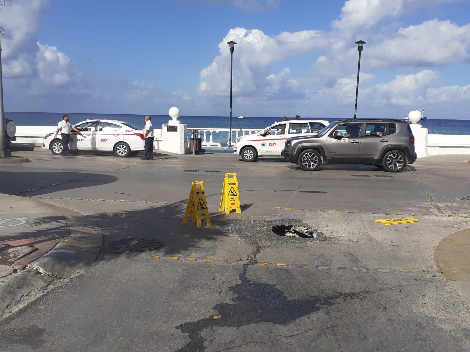 Aparece socavón en pleno Malecón de Cozumel y a la vista de turistas