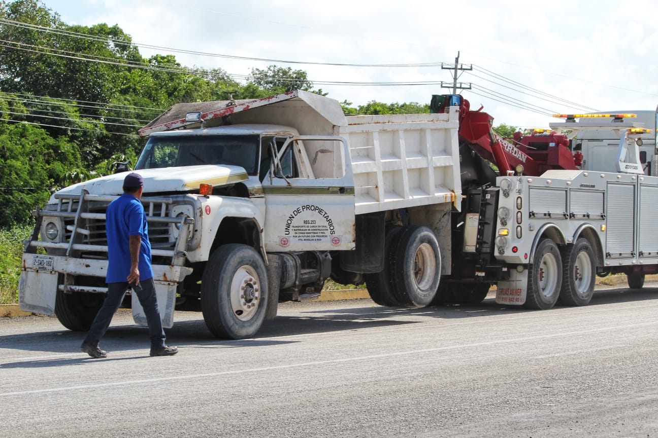 Volcadura provoca intenso tráfico en la carretera Cancún-Puerto Morelos