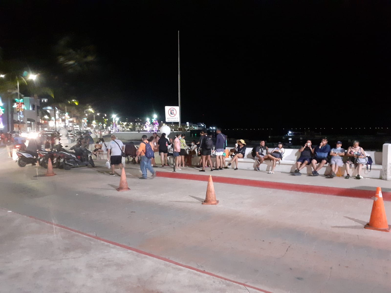 Turistas esperan por más de una hora para cruzar de Cozumel a Playa del Carmen