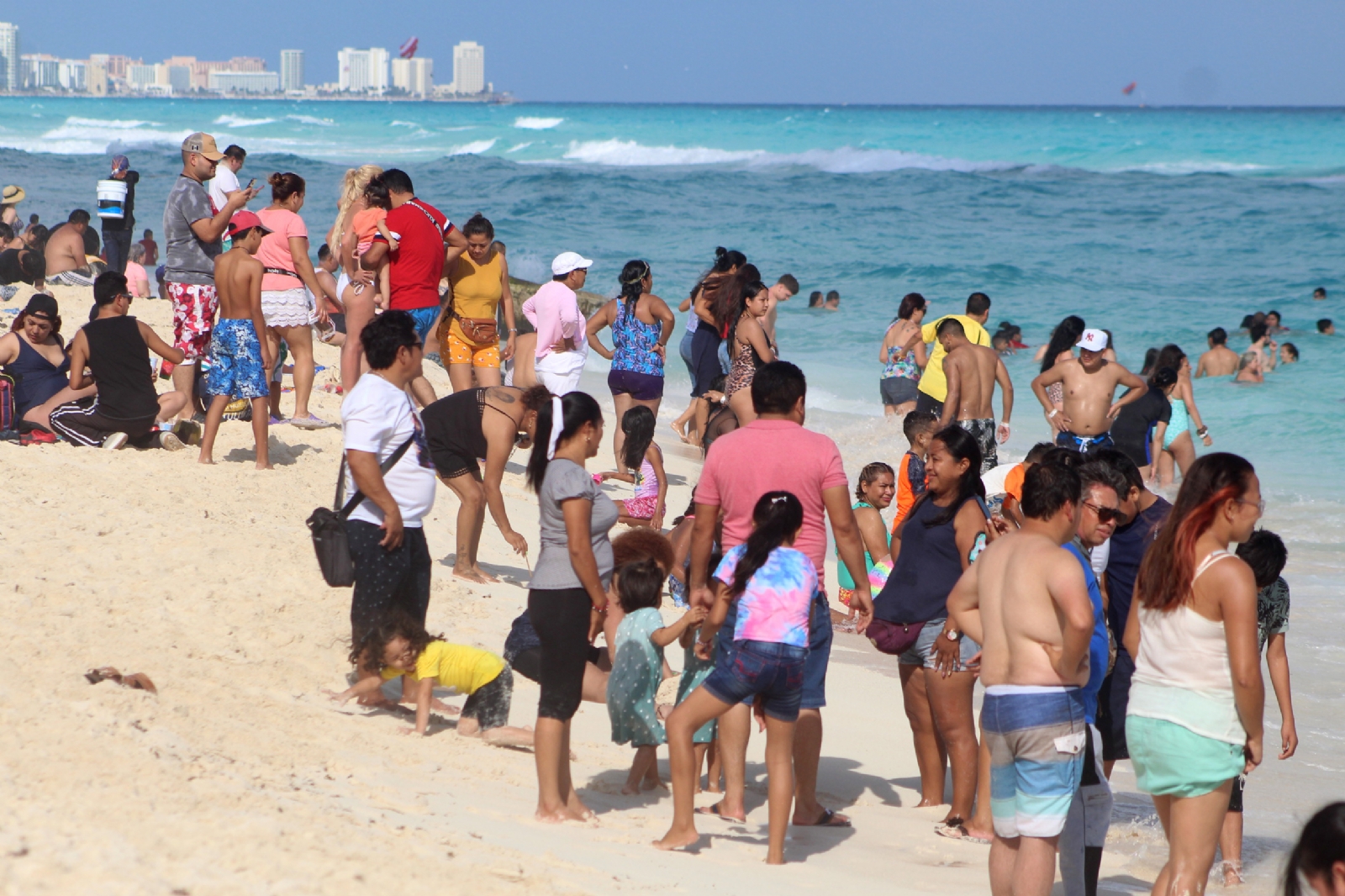 Van 17 casos de ómicron detectados en turistas que visitaron Cancún