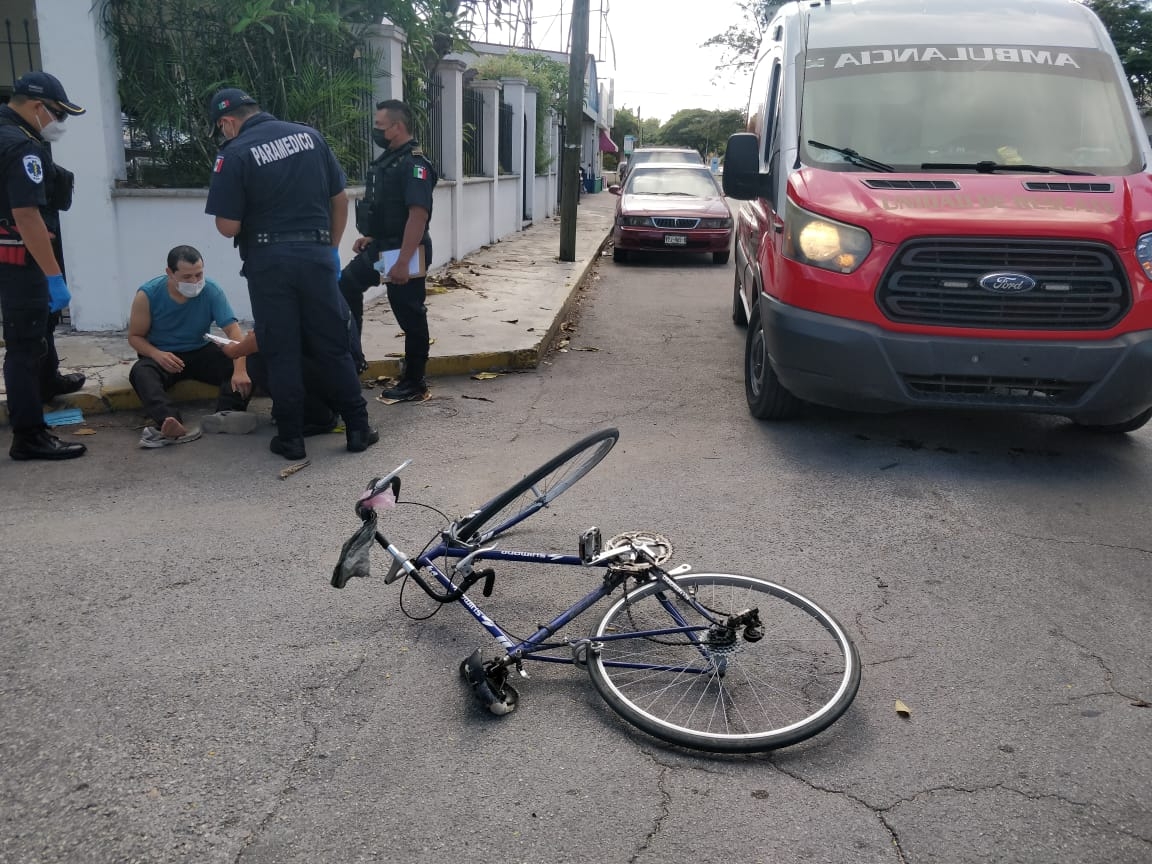 Camioneta impacta a ciclista y lo lesiona en la colonia Miguel Alemán de Mérida