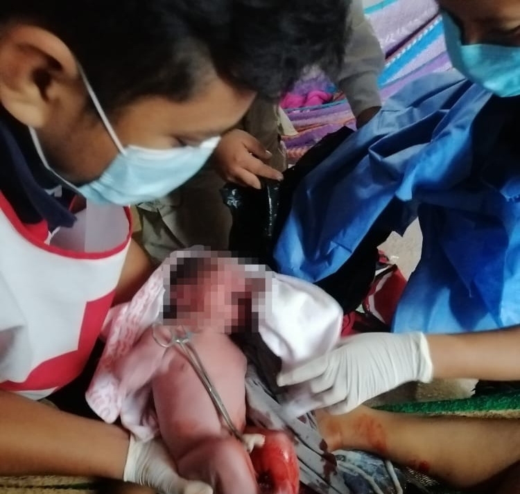 Paramédicos ayudan a madre tras entrar en labor de parto dentro de su casa en Tizimín