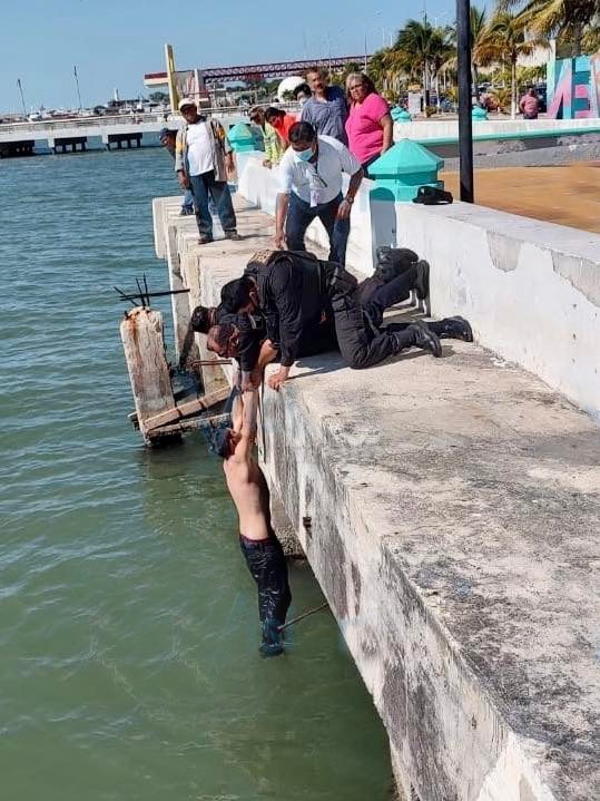 Elementos policiacos lograron sacar al menor de edad del agua, quien fue atendido por paramédicos en Ciudad del Carmen