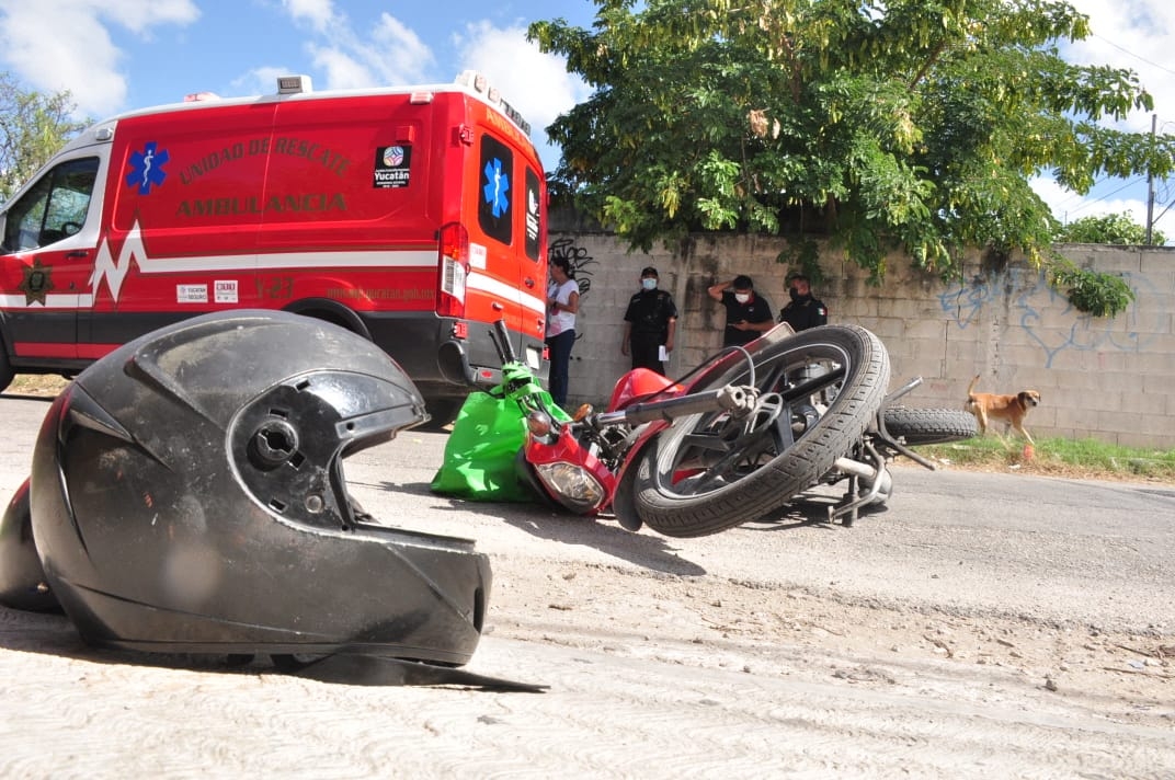 Pareja con bebé a bordo de una moto choca contra automovilista en Mérida